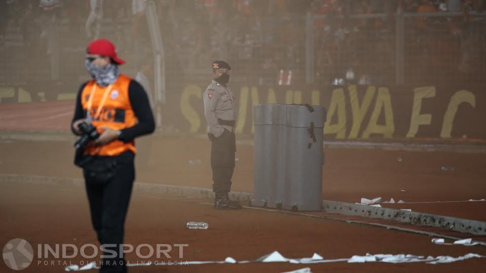 Akibat penyalahan flare dah petasan pertandingan sempat dihentikan.